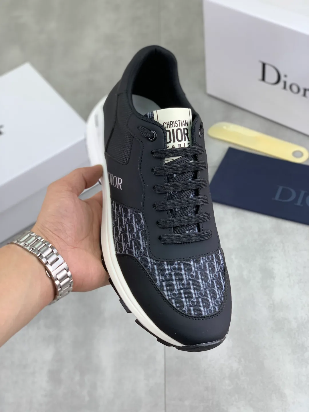 Men's shoes 💰P420 New Dior Chrono 2025 new product B30 series, in white and black fly woven series, decorated with computer-printed CD logo on both sides, star patch on the tongue and Dior logo on the heel, many details highlight the style. The interior is matched with the original color matching mesh, and the interior of the body is supported by low-temperature shaping sheets, and is filled with light feather cotton to keep the interior full and soft against the feet. The exclusive open-molded outsole adopts a one-piece molding process, so there is no need to worry about problems such as the opening and falling of sole decorative accessories. It is light and comfortable to wear, yet strong and wear-resistant. The two-color shoelaces are accessorized with exquisite metal five-pointed star pendants, creating a high-end, trendy and casual look at all times. Color: white black blue code number: 38-44 (45 customized)